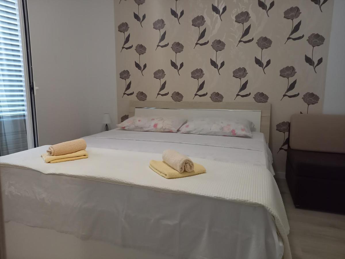 Apartmani Dijana Palit Екстериор снимка