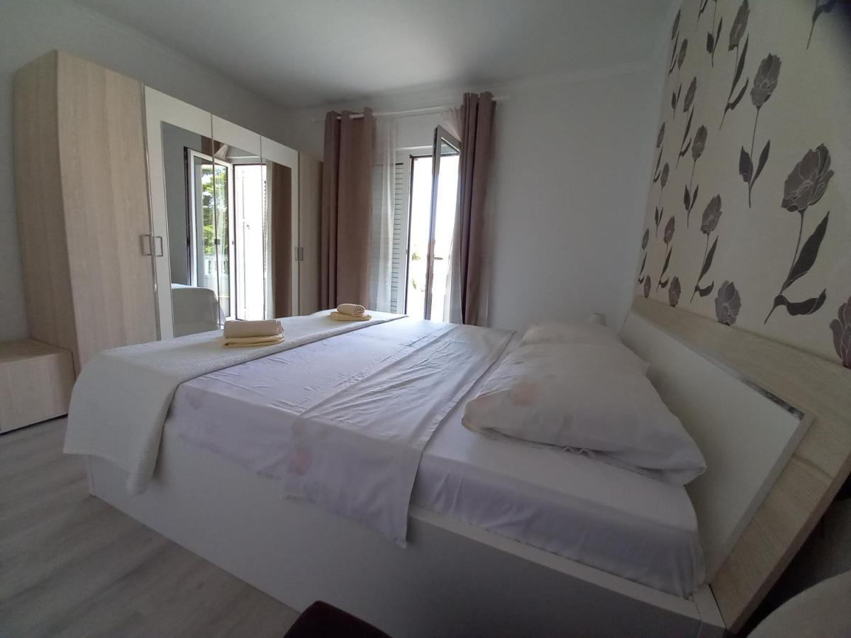 Apartmani Dijana Palit Екстериор снимка