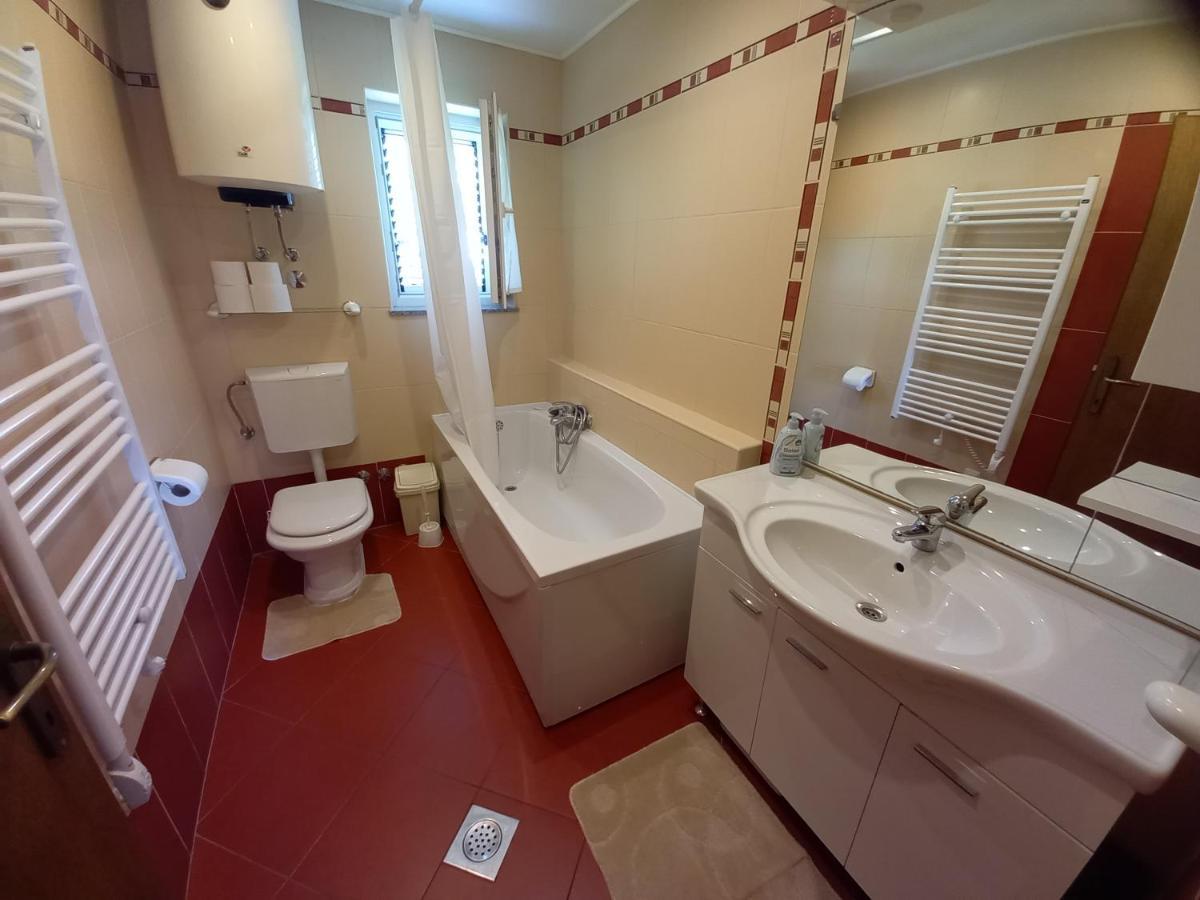 Apartmani Dijana Palit Екстериор снимка