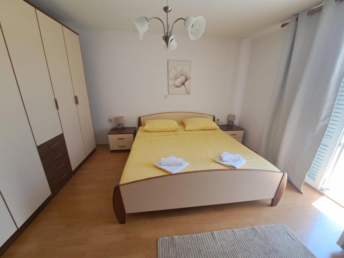 Apartmani Dijana Palit Екстериор снимка