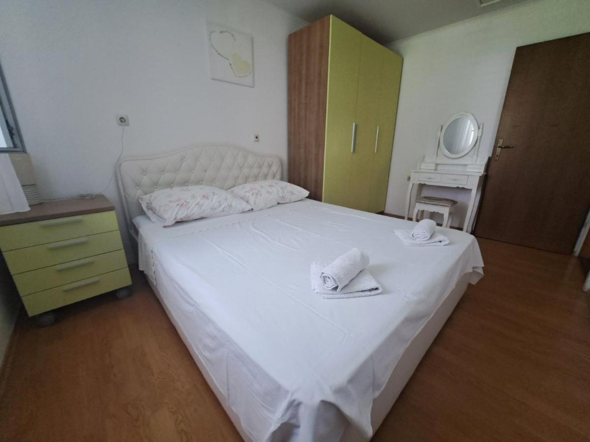 Apartmani Dijana Palit Екстериор снимка