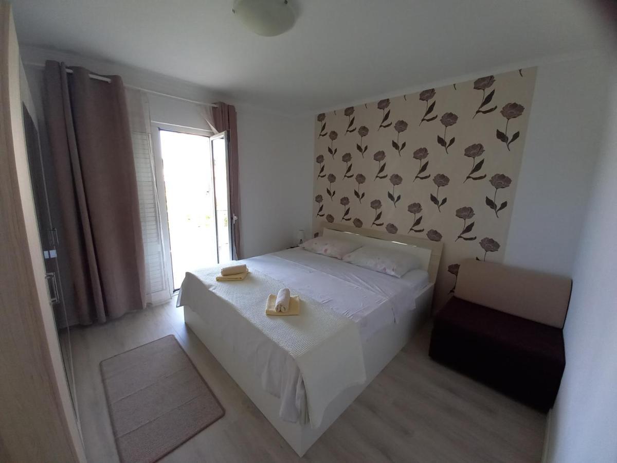 Apartmani Dijana Palit Екстериор снимка