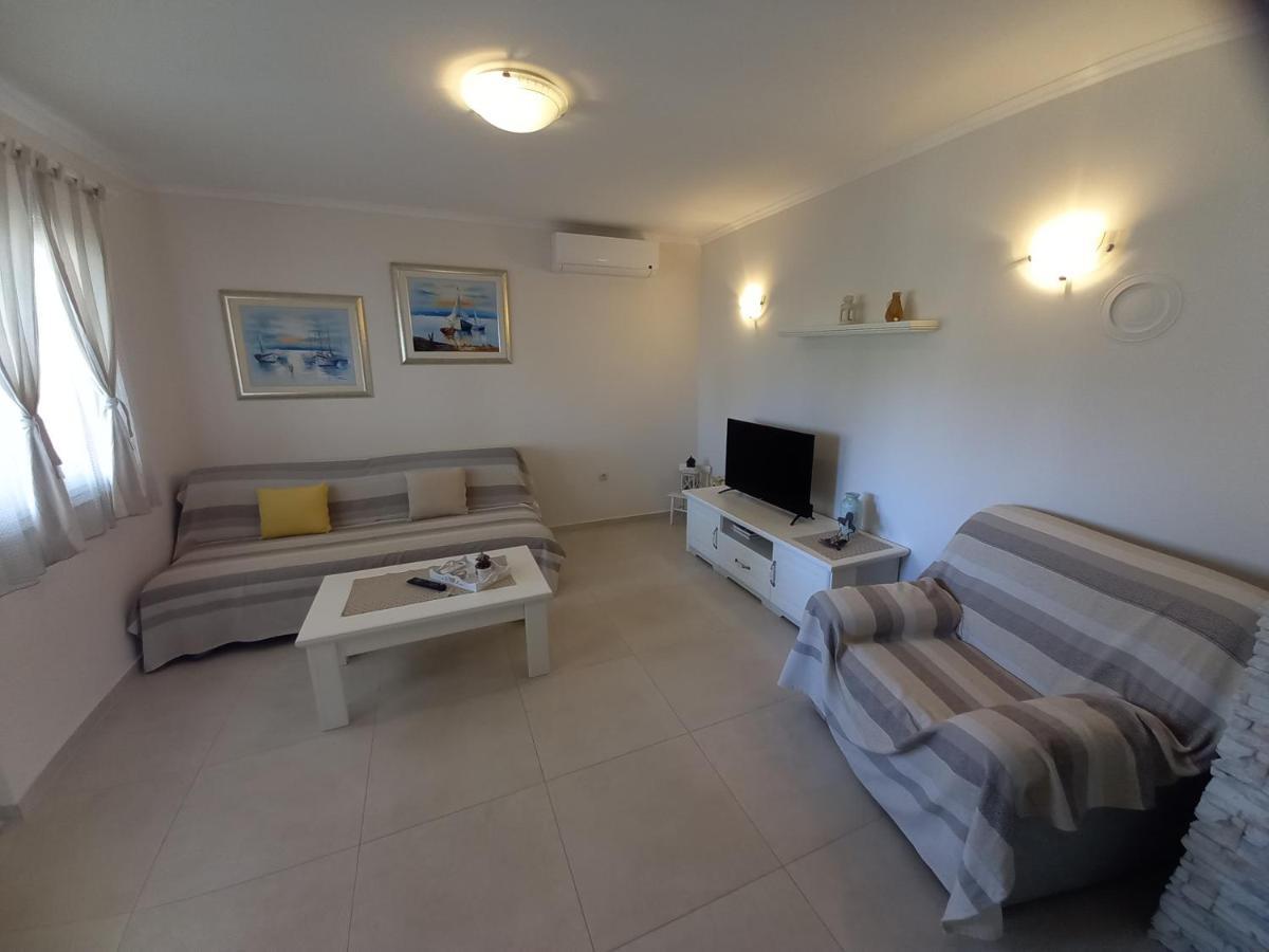Apartmani Dijana Palit Екстериор снимка