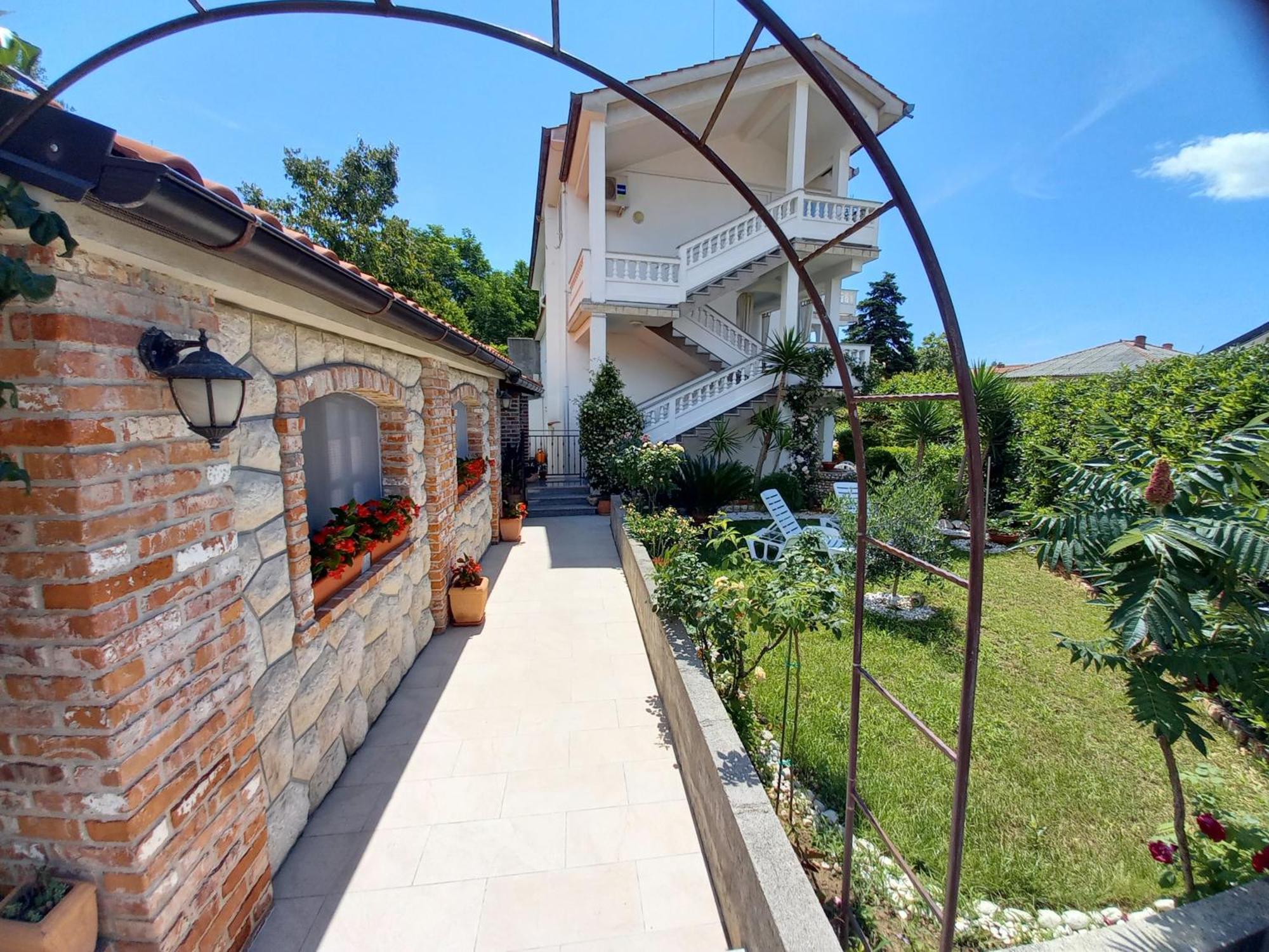 Apartmani Dijana Palit Екстериор снимка